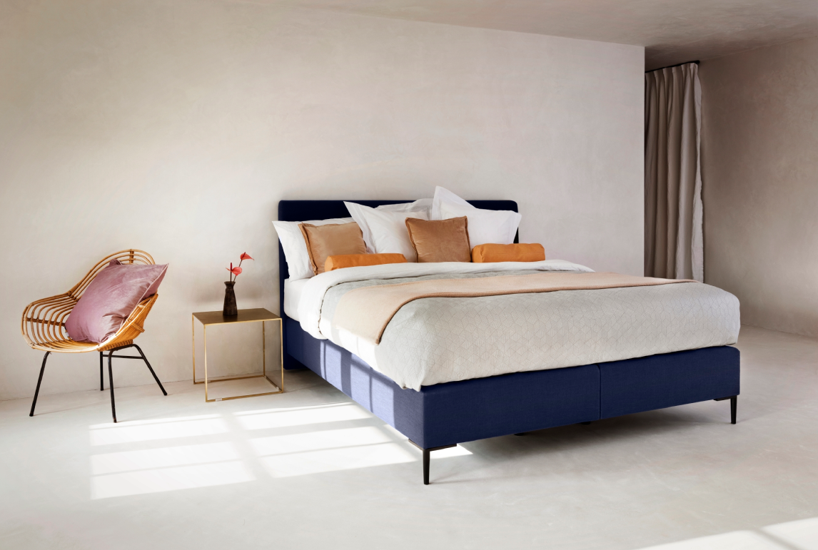 Literie Beka avec boxspring bleu et linge de lit clair