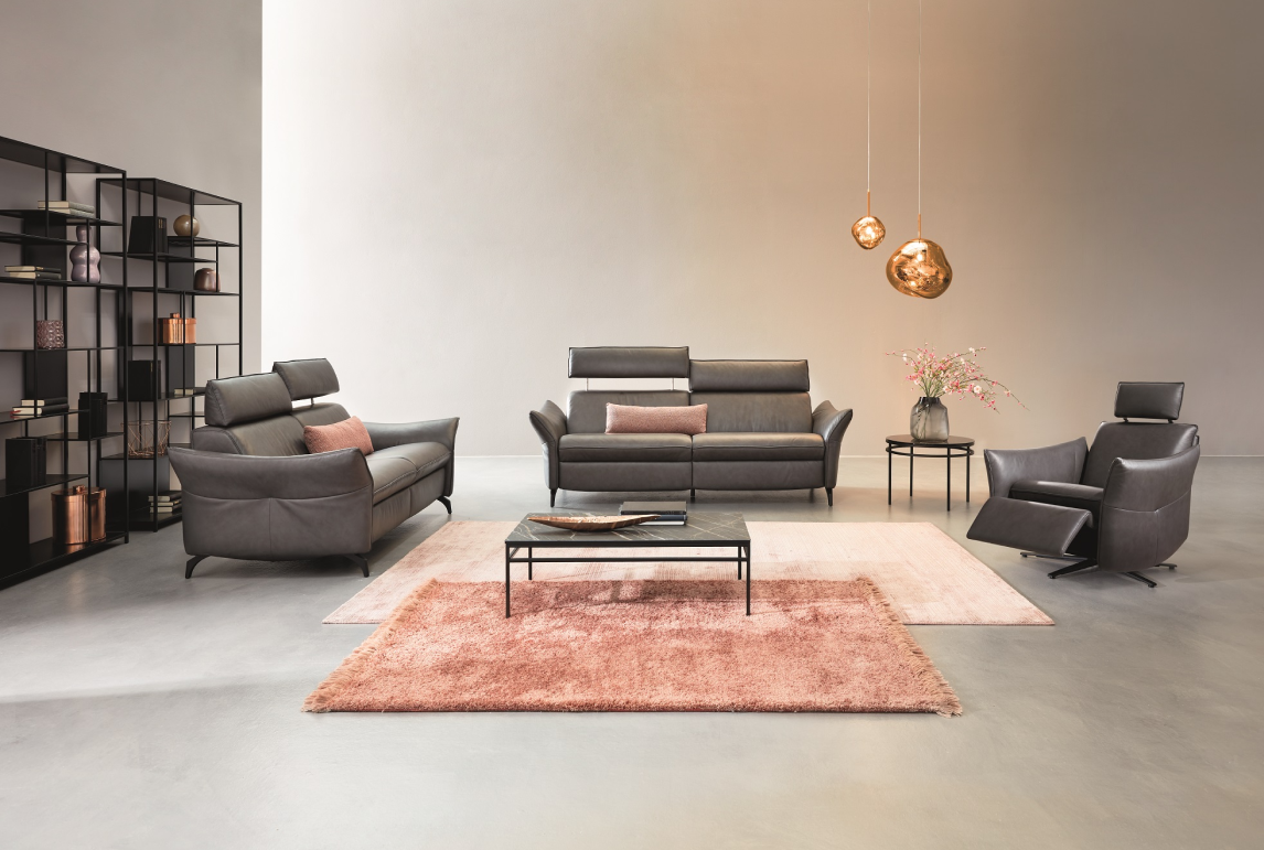 Canapé et fauteuil relax Himolla dans un salon moderne