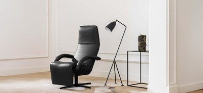 Fauteuil Jori Yoga noir dans un espace de détente contemporain