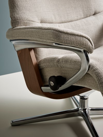 Détail du fauteuil Stressless View avec accoudoir et piètement