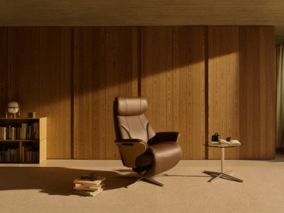 Fauteuil relax Stressless en cuir brun dans un intérieur bois