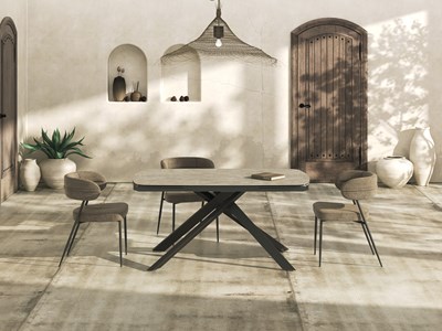 Table extensible fermée dans une salle à manger compacte
