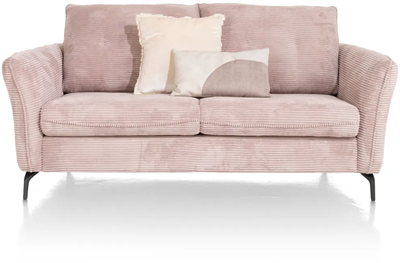 Canapé beige compact adapté à l'aménagement d'un petit salon