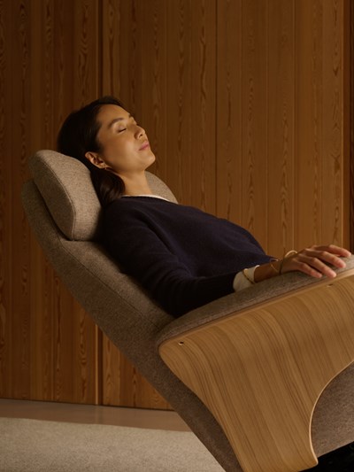 Personne installée dans un fauteuil Stressless Adam en position de relaxation