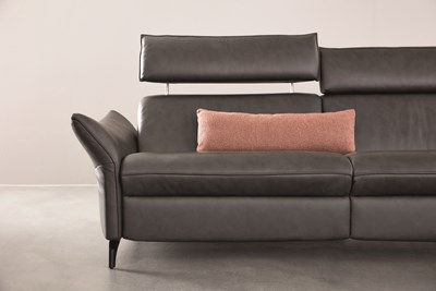 Fauteuil Himolla dans un salon contemporain aux tons chaleureux