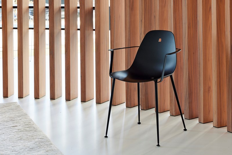 chaise-mailleux-joli-marguerite-noire-accoudoirs-5.jpg