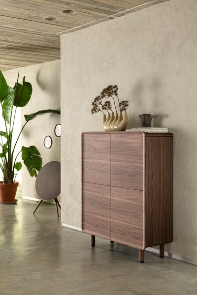 XOO_AMB_Brianza_bergkast_speaker_en_bordjes