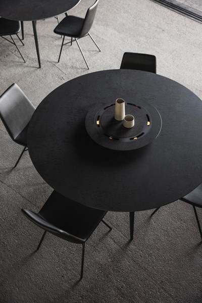 table-joli-marguerite-round-black-iron-02.jpg